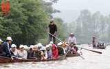 Bất chấp nguy hiểm, thuyền chở 40 người trên suối Yến
